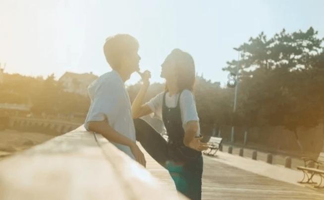 大爷骑三轮给婚车让行侧翻,婚车多人立即下车搀扶
